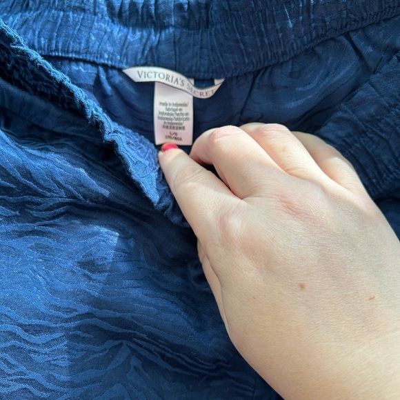 Victorias Secret Robe & Pajamas Set - Picture 6 of 8